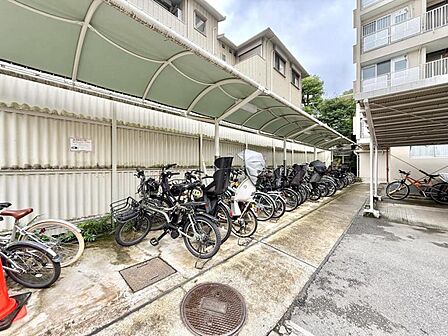 【駐輪場】　広くしっかりと区画分けされた駐輪場。管理も行き届いて使いやすそうです。
