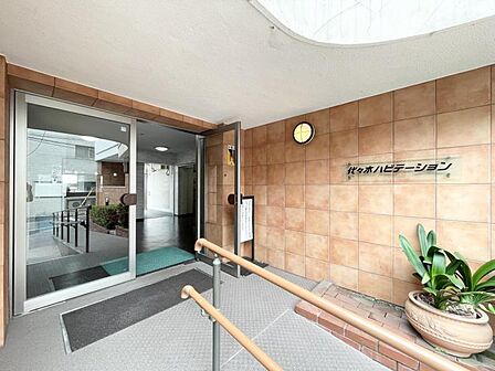 【エントランス】建物の印象を高める洗練された佇まい。