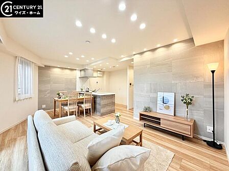 【LDK:14.8帖】 LDKは陽当たり良好、システムキッチン完備で料理も快適。風通しも良く心地よい暮らしが叶う空間です。