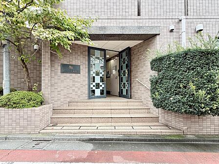 【エントランス】 しっかりと管理が行き届き開放感があり明るいマンションの顔