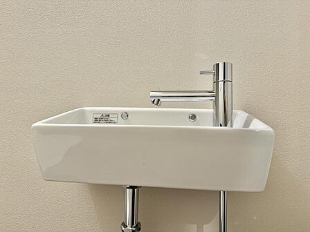 【洗面台】白をベースとした清潔感ある空間となっています