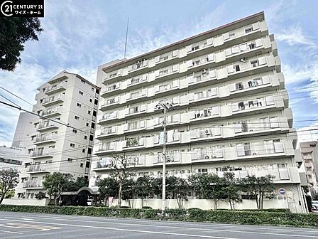 【外観】住宅街に映える端正なマンション。暮らしの舞台にふさわしい落ち着きと品格を備えています。