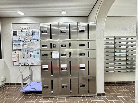 【宅配ボックス】不在時も安心の宅配ボックス。忙しい現代の暮らしに寄り添う設備。