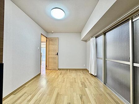 【洋室:6.3帖】フローリング仕様でお手入れもしやすいお部屋です。