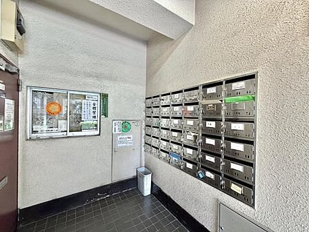 【エントランス】利便性に配慮された宅配ボックスを設置しています。