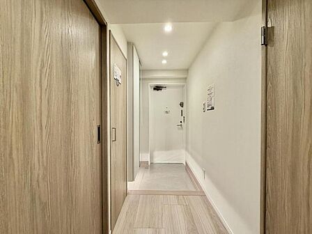 【玄関】毎日出入りに使う玄関は外出する時は爽やかに、帰宅するときはホッとする落ち着いた空間へ。
