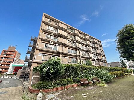 【外観】陽光をたっぷりと取り込む明るい住空間。圧迫感がなく街並みに馴染む落ち着いた佇まい。