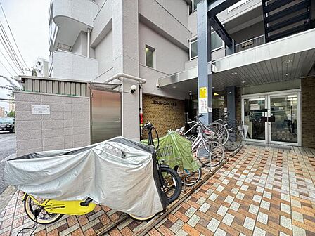 【エントランス】建物の印象を高める洗練された佇まい。