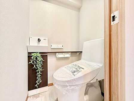 【トイレ】　小さなお子さまも使うトイレだからこそ、掃除のしやすさは大切。床材や壁の素材にも配慮され、日々のメンテナンスがぐっとラクになります。