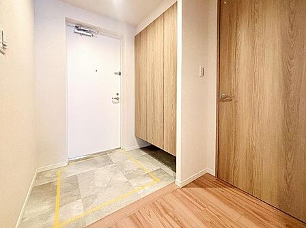 【玄関】 ゆとりある広さの廊下。家族がみんな出かける朝の時間帯もドタバタしなさそうです