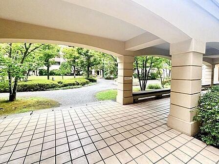 【エントランス】 美しく整えられたエントランス。ゲストを出迎える開放的な空間