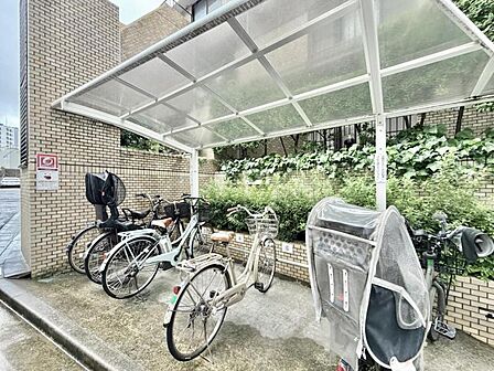 【駐輪場】屋根付きの駐輪スペースがあり、雨の日も安心です。