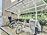 エントランス：【駐輪場】屋根付きの駐輪スペースがあり、雨の日も安心です。