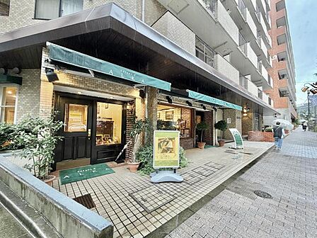 【エントランス】夜間の帰宅も安心。見通しが良くフラットな前面道路に面する佇まい。