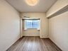 子供部屋：【洋室：5.5帖】一日の疲れをいやしてくれる主寝室。時を忘れて過ごす場所として過ごせるお部屋です。