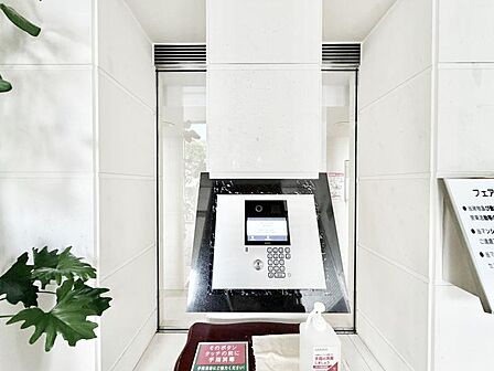 【エントランス】優雅さも感じられる重厚で高級感のあるエントランスです。
