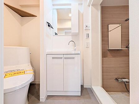 【洗面所】 広く清潔感のある洗面所。朝の外出の準備やお洗濯もスムーズに行えそうです。