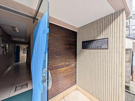 【エントランス】 しっかりと管理が行き届き開放感があり明るいマンションの顔