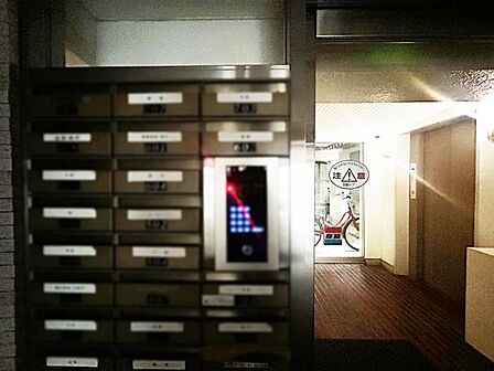 【エントランス】宅配ボックス付きで、お忙しい方にも嬉しい設備です。