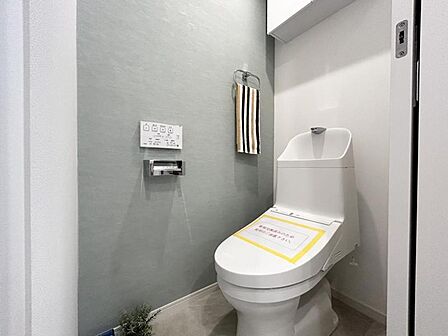 【トイレ】清潔感のあるシンプルで使いやすいトイレです。