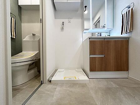 【洗面所】使い勝手の良い洗面台で、朝の準備もスムーズにこなせます。