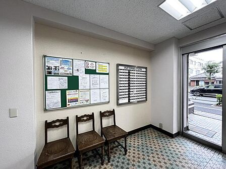 【エントランス】清潔感のある明るいエントランスが、毎日の帰宅を心地よく迎えてくれます。