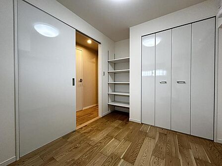 【洋室:4.9帖】シンプルで温かみのあるデザインで、ゆったりと過ごせます。