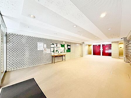 【エントランス】優雅さも感じられる重厚で高級感のあるエントランスです。