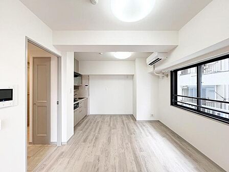 ゆったりとくつろげる、明るく開放的なリビング空間です。