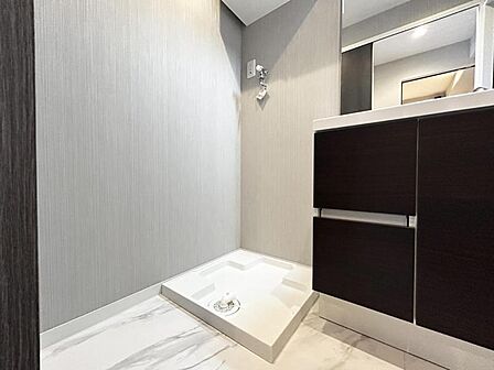 【洗面所】使い勝手の良い洗面台で、朝の準備もスムーズにこなせます。