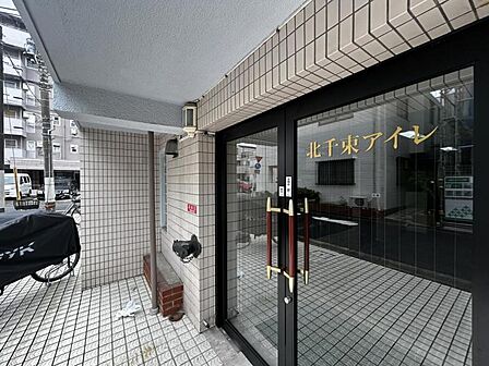 【エントランス】住まいの顔ともいえるエントランスは、上品で洗練された印象に仕上がっています。