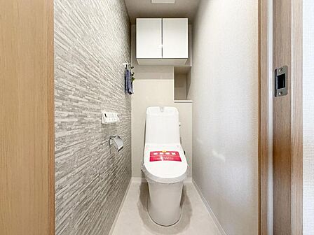 【トイレ】清潔感のあるシンプルで使いやすいトイレです。
