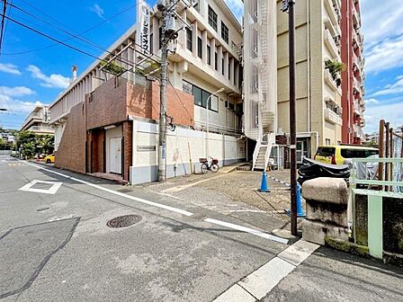 【外観】落ち着いた色合いで、周囲の街並みに馴染む外観です。