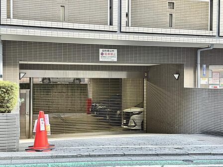 【エントランス】分譲マンションらしい品のあるエントランスです。