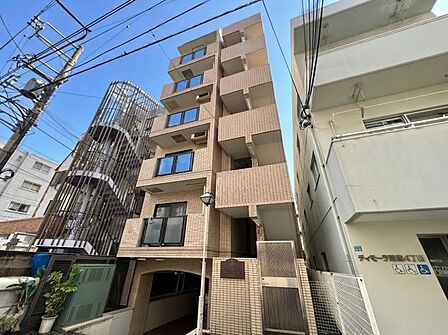 【外観】空へと伸びるシャープなライン。洗練された都市生活の象徴。
