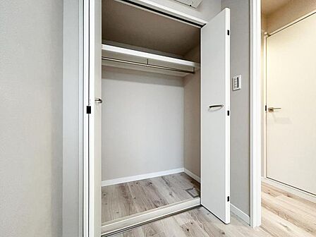 【収納】　各居室に収納完備で住空間に心地よい余白を、生活動線にゆとりをもたらしてくれる