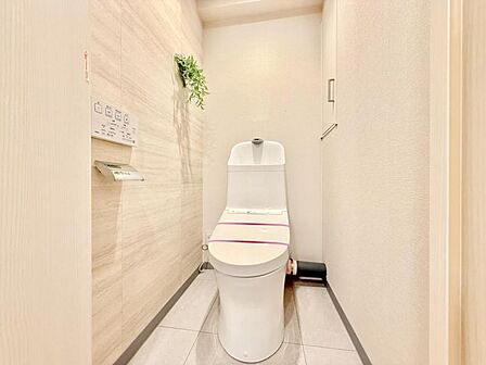 【トイレ】 清潔感のある内装。掃除のしやすさを重視した床材を使用しています。忙しい日々でも無理なく清潔さを保てます。