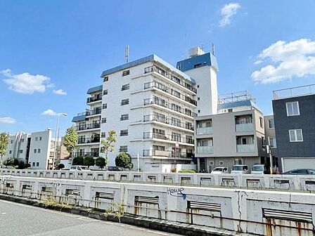 【外観】落ち着いた色合いで、周囲の街並みに馴染む外観です。