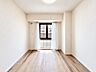 室内：【洋室：5.5帖】使い方に柔軟性があり、個室としても趣味の部屋としても利用可能です。