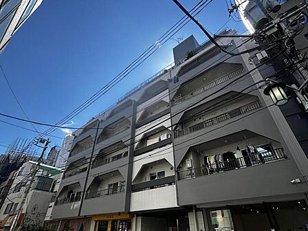 【外観】周囲の街並みと調和する落ち着いた色調。上質な日常を予感させる。