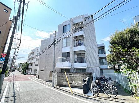 【外観】 落ち着いた色合いで、周囲の街並みに馴染む外観です。