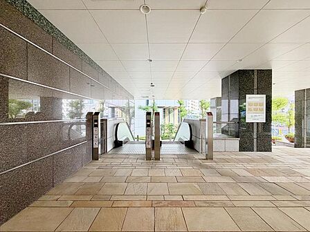 【エントランス】　住民同士の挨拶が飛び交うエントランスは明るく快適で気持ちの良い空間