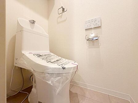 【トイレ】 小さなお子さまも使うトイレだからこそ、掃除のしやすさは大切。床材や壁の素材にも配慮され、日々のメンテナンスがぐっとラクになります。
