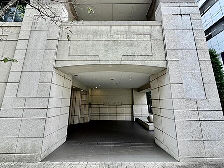 【エントランス】美しい石畳が、居住者やゲストを優雅に迎えるエントランス