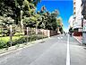 エントランス：【前面道路】　幅員にゆとりある前面道路。視界が広がり、確かな開放感があります。