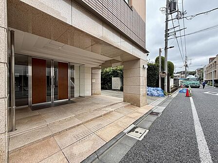【エントランス】上質な雰囲気を纏う共用スペース。