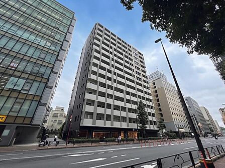 【外観】静かな住宅街に映える、端正なマンション。暮らしの舞台にふさわしい、落ち着きと品格を備えています。