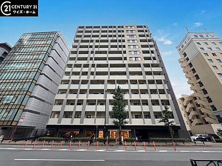 【外観】青空に映える重厚な佇まい。都心の喧騒を忘れさせる端正な外観。