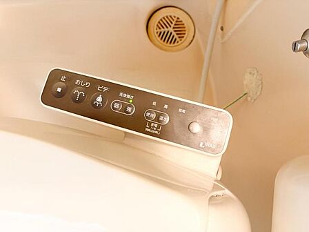 【浴室】 足を伸ばしてゆったり入れるユニットバスで1日の疲れをゆっくり癒していただけます。