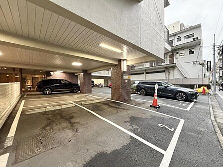 【駐車場】日々のカーライフを支える便利な設備です。
